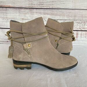 Sorel Farrah short waterproof suede boot in taupe size 6‎